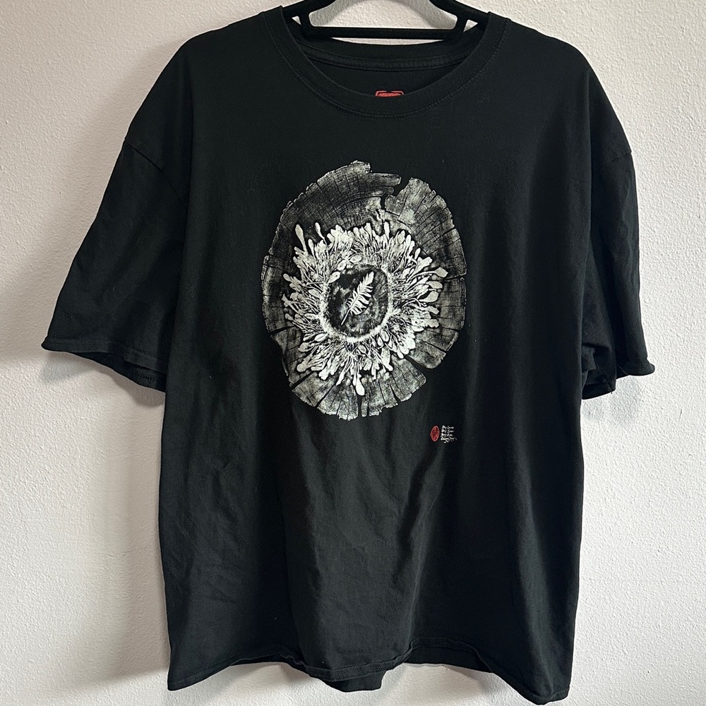 Black Short-Sleeve Graphic Crewneck T-Shirt - White Floral Print